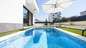 Appartement de luxe à Ciovo à 200 mètres de la mer, avec piscine 