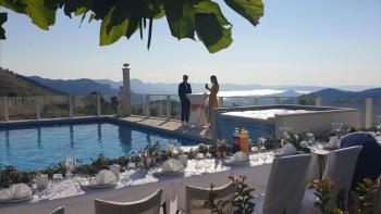 Impressionnante villa dans les montagnes surplombant la Riviera de Split 