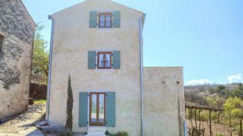 Maison en pierre à Dobrinj, péninsule de Krk, avec vue sur la mer 