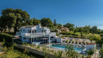 Neu gebaute Villa mit Salzwasserpool in der Gegend von Porec 