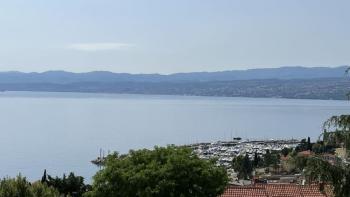 Preisgünstiges Apartment in Icici, 500 m vom Strand entfernt, Balkon, Panoramablick auf das Meer 