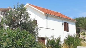 Maison individuelle à 110 m de la mer, avec terrasse et vue mer sur Ciovo, quartier Mavarstica 