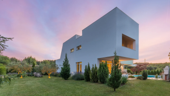 Atemberaubende moderne Villa mit Designer-Interieur, Innenpool und Wellness – Zminj-Bereich 