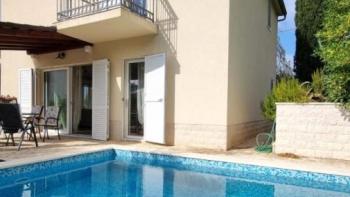 Beautiful three bedroom villa with swimming pool, wine cellar and terraces, 60 m from the sea  
