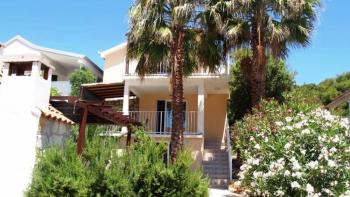 Detached three apartment house, 90 m from the sea on Vis island 