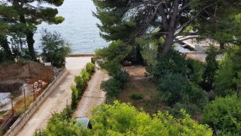 Tolle Investition – Haus in erster Meereslinie zur Renovierung in Kastel Stari 