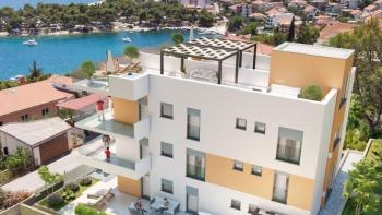 Außergewöhnlich attraktive neue Wohnung in Ciovo, 150 Meter vom Meer entfernt 