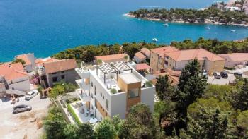 Penthouse au charme irrésistible avec toit terrasse à Ciovo dans une résidence neuve à 150 mètres de la mer 