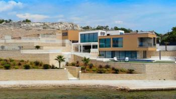 Atemberaubende Designervilla in erster Meereslinie in der Nähe von Zadar mit nahezu privatem Strand und Liegeplatzmöglichkeit 