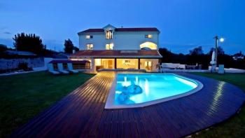 Spacious villa with a swimming pool in Rovinj area, 8 km from the sea 