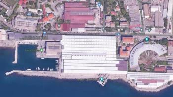 Производственный цех на 1й линии моря в Риеке с возможностью швартовки 