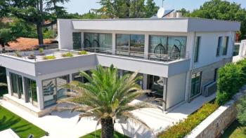 Beautiful modern villa on the 1st line to the sea between Porec and Umag 