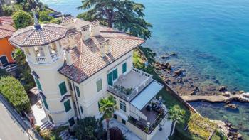 Apartment on the first row to the sea in Lovran, entire floor in a well-maintained historical villa with an entrance to the sea and a garden 