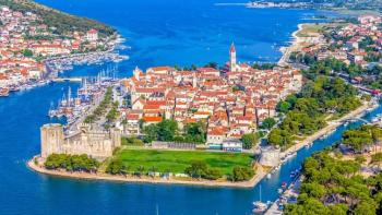 Magnificent urbanized land plot in Trogir 