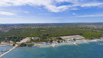 Projet unique au bord de la magnifique plage de galets à la périphérie de Pula 