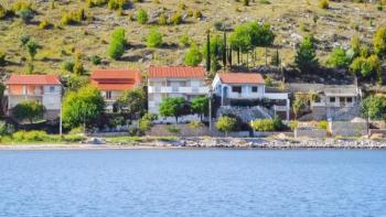 Apart-house of 4 apartments on the 1st line to the sea in Zadar area, right by the sandy beach 