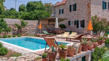 Belle villa en pierre avec piscine sur l'île romantique de Hvar, lavande 