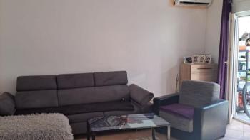 Tágas, olcsó apartman a földszinten Novigradban 
