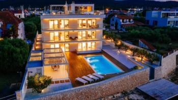 Luxury 1st line villa in a prestigious location near Zadar, on 2170 sq.m. of land, with swimming pool 