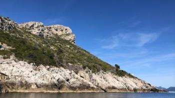 Привлекательный участок под застройку в 150 м от моря на острове Сипан недалеко от Дубровника! 