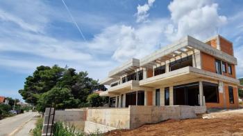 Tři nové podobné vily v Novalji na Pagu 