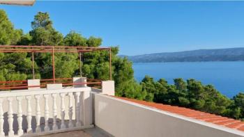Haus mit drei Wohnungen mit Garage, Terrassen und fantastischem Meerblick an der Riviera von Omis, nur 60 Meter vom Meer entfernt 