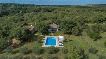Spacious idyllic property on 21163 sq.m. of land in Rovinj outskirts, with sea views, cca. 6 km from the sea 