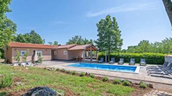 Villa isolée avec piscine dans le quartier de Rabac-Labin, sur 9400 m². de terre 