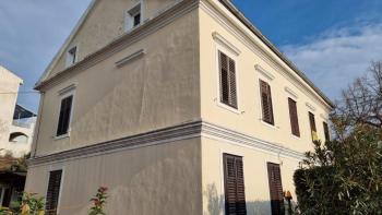 Ganze Etage einer renovierten Villa 50 m vom Meer entfernt in Novi Vinodolski – tolle Investition 