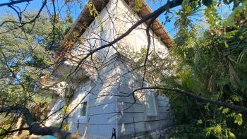 Solide österreichisch-hunderische Villa zum Verkauf in Lovran 