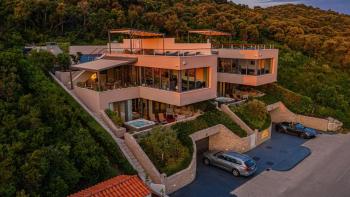 Vente groupée de deux villas modernes de luxe à Korčula à 50 mètres de la mer 