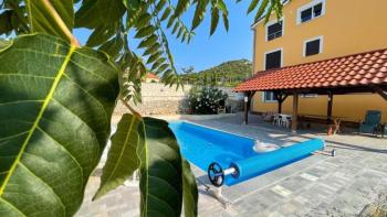 Appartement au rez-de-chaussée 3 chambres + salle de bain avec piscine sur l'île de Rab ! 