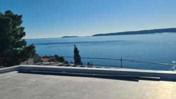 Nouvel appartement moderne avec une vue imprenable sur la mer sur la péninsule de Ciovo 
