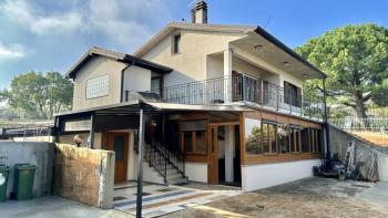 Villa à Buje, avec beaucoup de potentiel, avec piscine et vue mer 