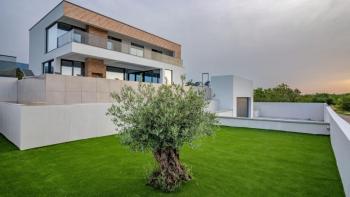 Lenyűgöző, modern tervezésű villa Jadranovóban, panorámás kilátással a tengerre 