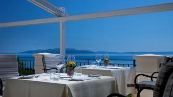 3*** csillagos szálloda kivételes tengeri panorámával Trogir környékén, mindössze 80 méterre a tengertől 