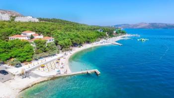 Neue Wohnungen zum Verkauf in Seget Donji in der Nähe von Trogir, 200 Meter vom Strand entfernt 