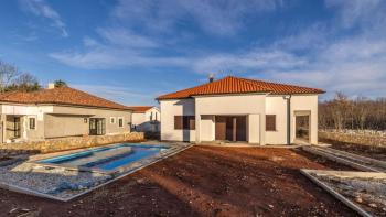 Villa confortable avec piscine dans un endroit calme entouré de verdure 