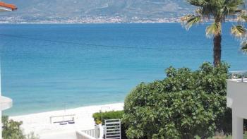 Apart-Haus mit Pool auf Ciovo in der Nähe von Trogir zu verkaufen, 20 Meter vom Strand entfernt 