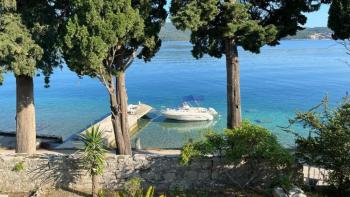 Steingrundstück in erster Meereslinie auf der Halbinsel Peljesac, mit Pier vor dem Haus 