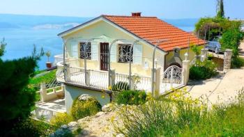 Belle maison de 3 appartements sur la riviera d'Omis avec vue imprenable sur la mer 