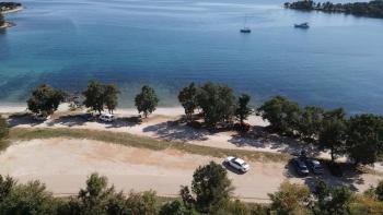 Offre fantastique - Terrain en 1ère ligne à Antonci, Poreč, 35 000 m2 - zoné pour la construction d'un hôtel 