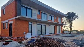 Geräumiges neues Gebäude mit modernem Design in Liznjan 