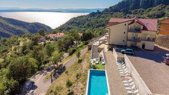 Hôtel spacieux à Lovran, avec vue sur la mer 