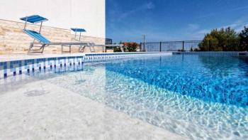 Bel appartement à Primosten, à 200 mètres de la mer, avec piscine et vue sur la mer 