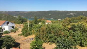 Doppelhaushälfte mit zwei Wohnungen und großem Garten, Meerblick – tolles Anwesen in der Gegend von Labin 