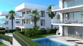 Exkluzív apartman kerttel és medencével Ciovóban, Trogir környékén 