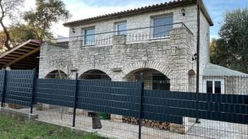 A stone house with 2 apartments in Kavran near Pula, a rarity on the market! 