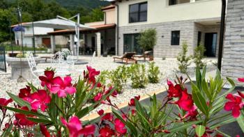 Eine wunderschöne Villa in Icici, Poljane mit Swimmingpool und Meerblick in einer abgeschiedenen Gegend 