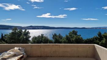 Nouveau penthouse de luxe à Seget Donji avec une vue imprenable sur la mer, à 100 m de la mer seulement 